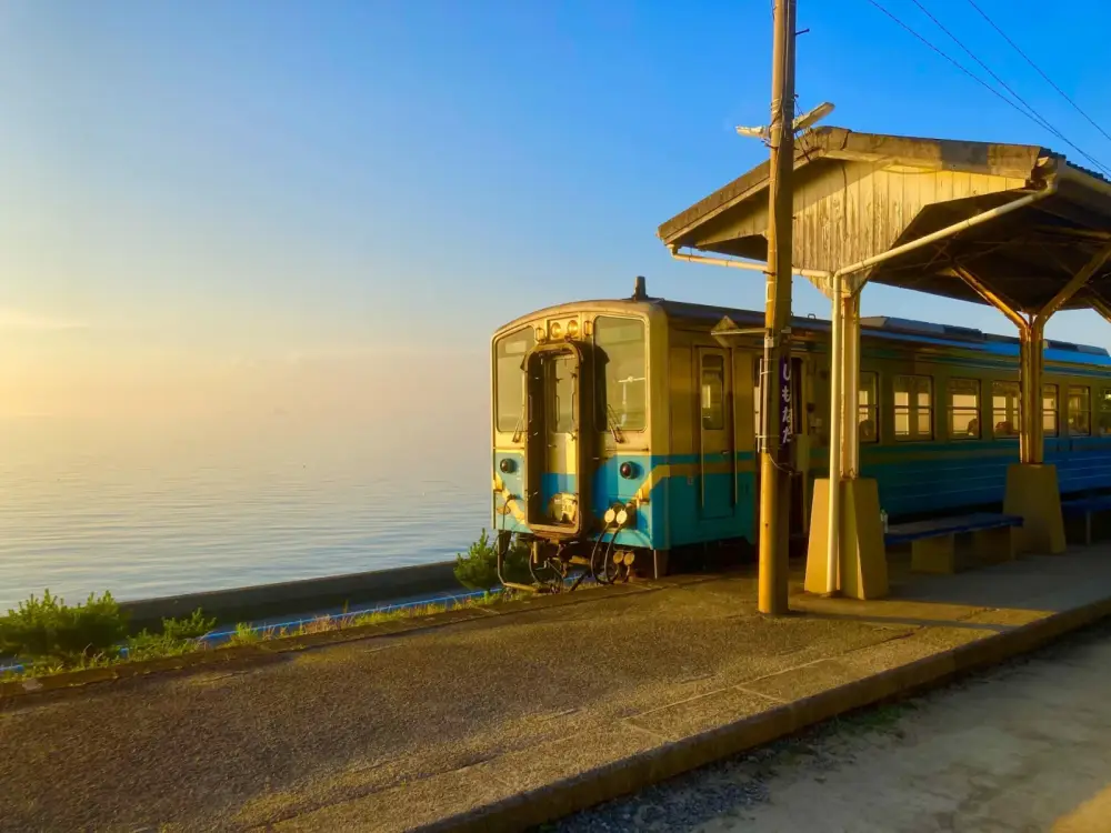 【絶景】愛媛観光の聖地「下灘駅」完全ガイド｜息を呑む夕日と海の見える駅