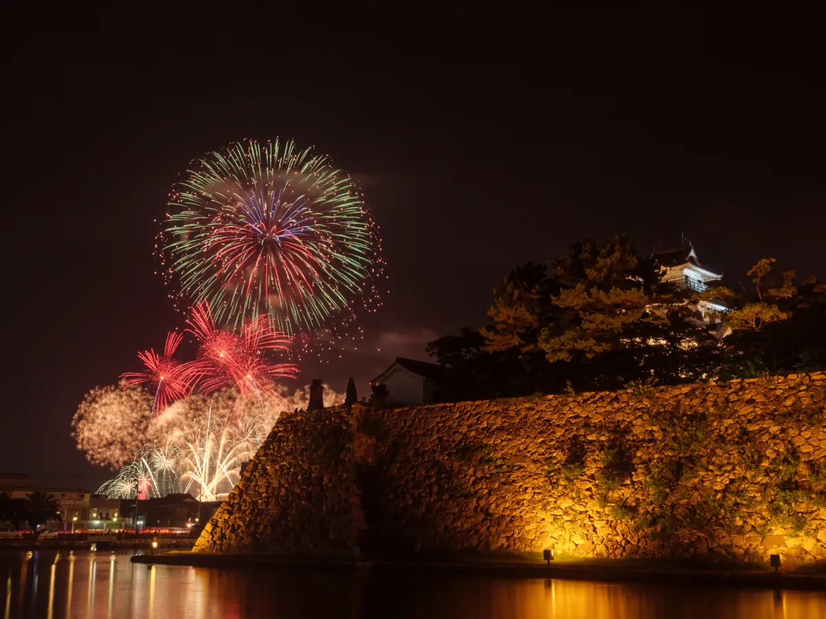 夜空を焦がす「おんまく」の熱狂！今治市8月の夏祭り・花火大会ガイド