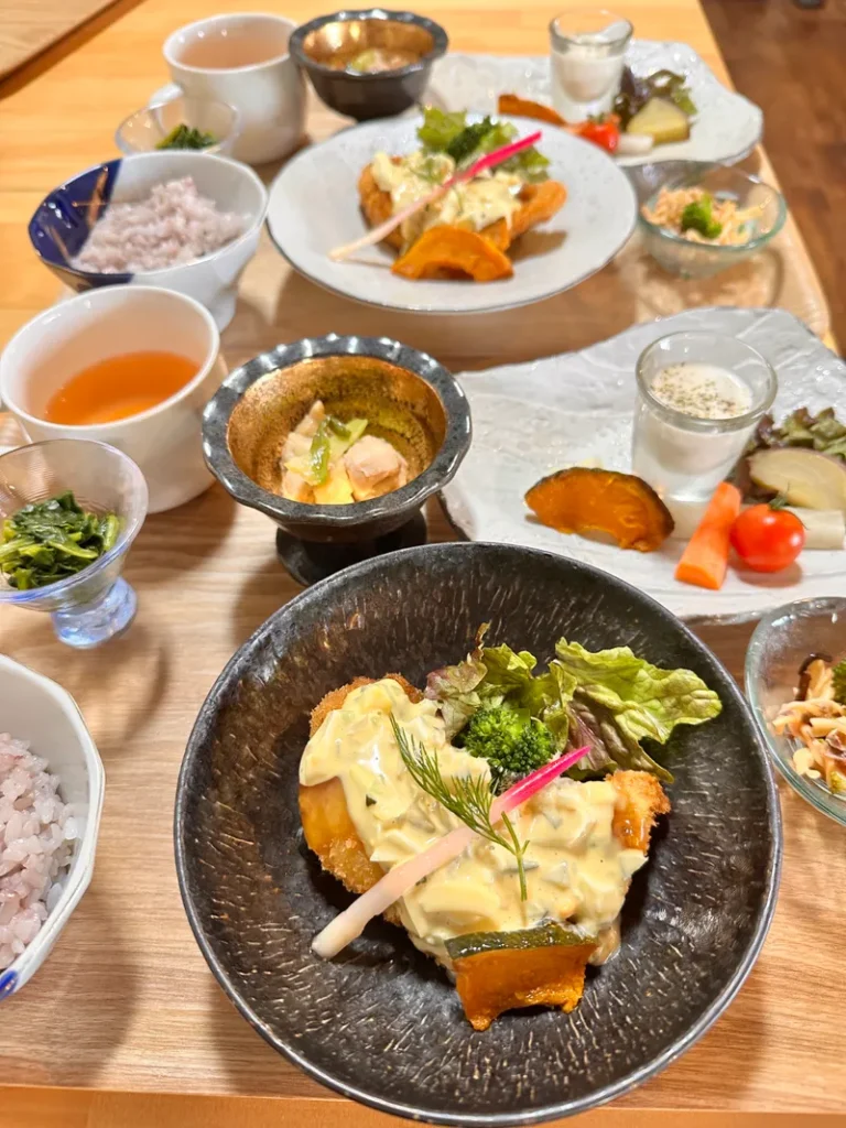 焼き鳥名店の鶏肉を贅沢に。伊方町で見つけた妥協なしの至福ランチ『Restaurant Cafe in the NEWPORT』